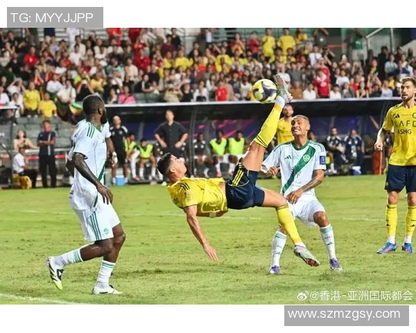 足球巨星巧妙模仿街头路人生活场景展现幽默风采